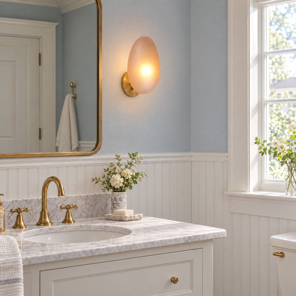 Opaline wall sconce in Amber &amp; Gold, shape ∅8.6" x H13.7" in a New England colonial bathroom